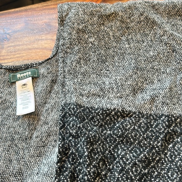 Roots Poncho - Picture 7 of 10